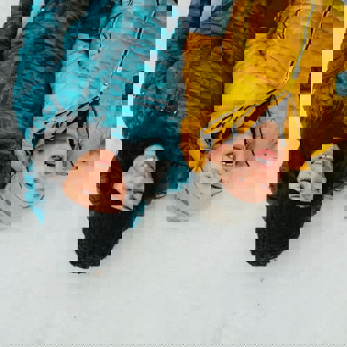 Mamma som leker med barn.