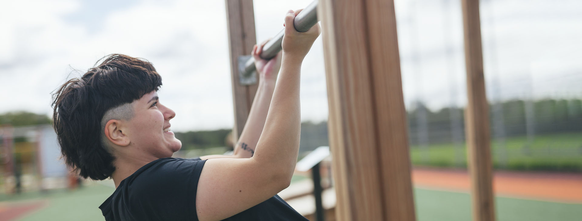 Kvinnan som tränar på utegym.