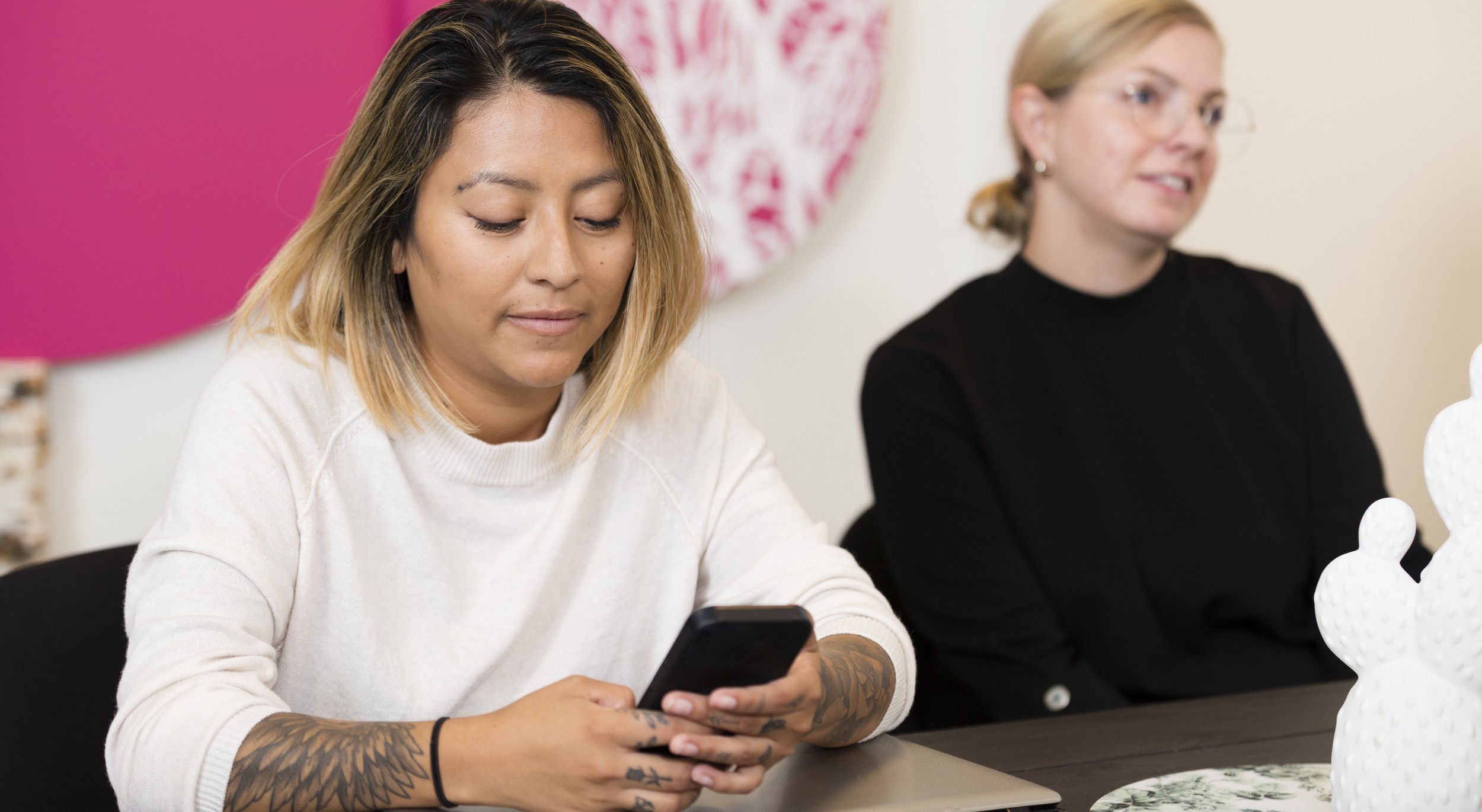 Tre studenter sitter och pratar.