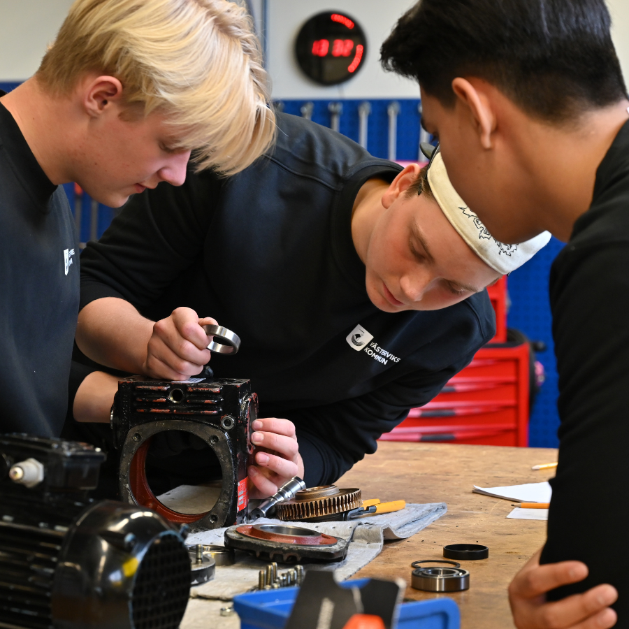 Elever på industritekniska programmet som arbetar.