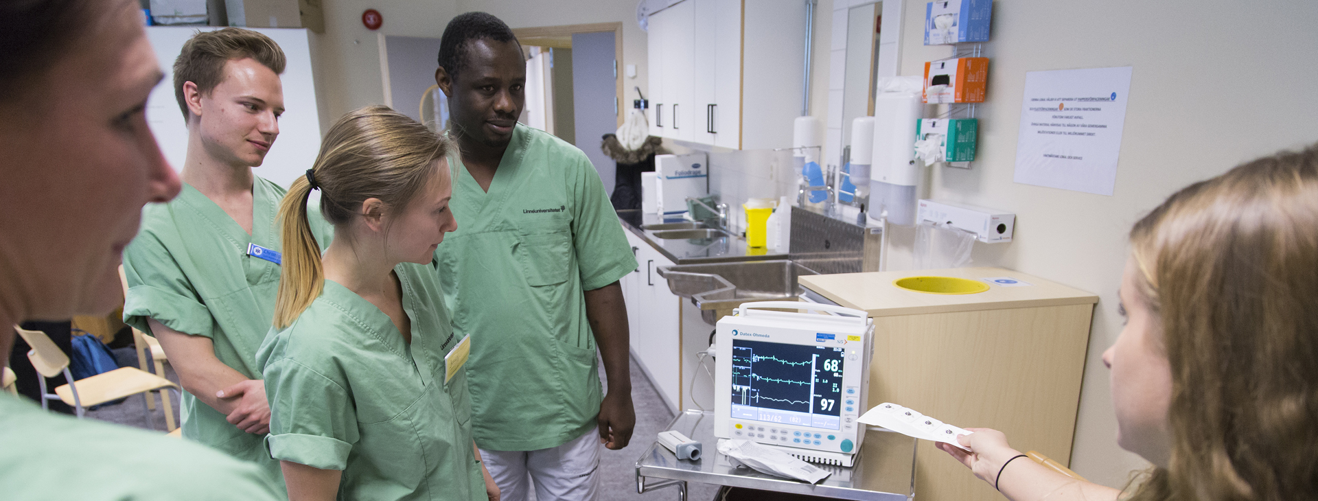 Sjuksköterskestudenter som befinner sig i en klinisk miljö