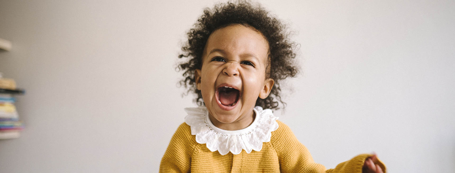 Förskolebarn som skrattar. 