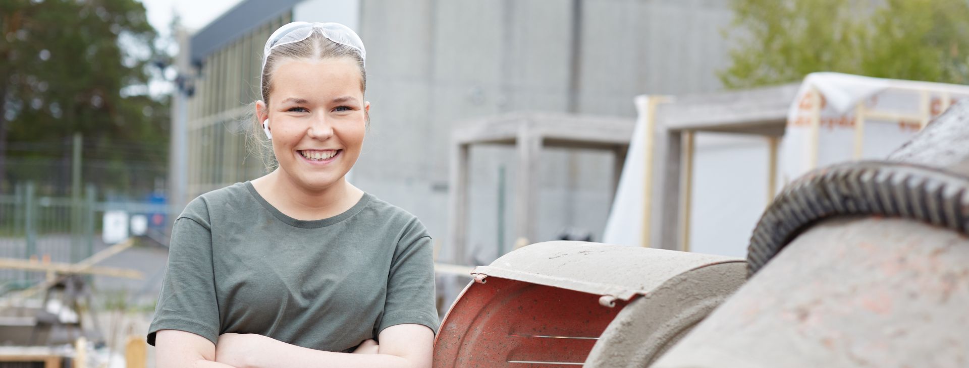 Tjej som står på byggarbetsplats.