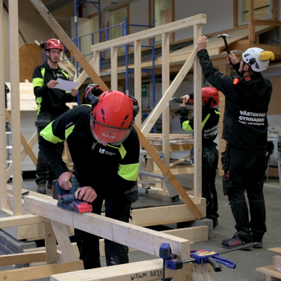 Elever som bygger.