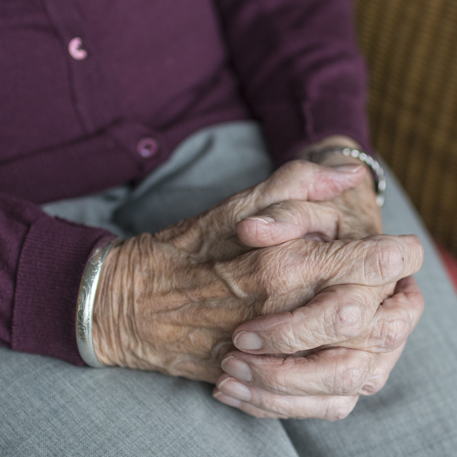 Bild på en äldre kvinnas händer.