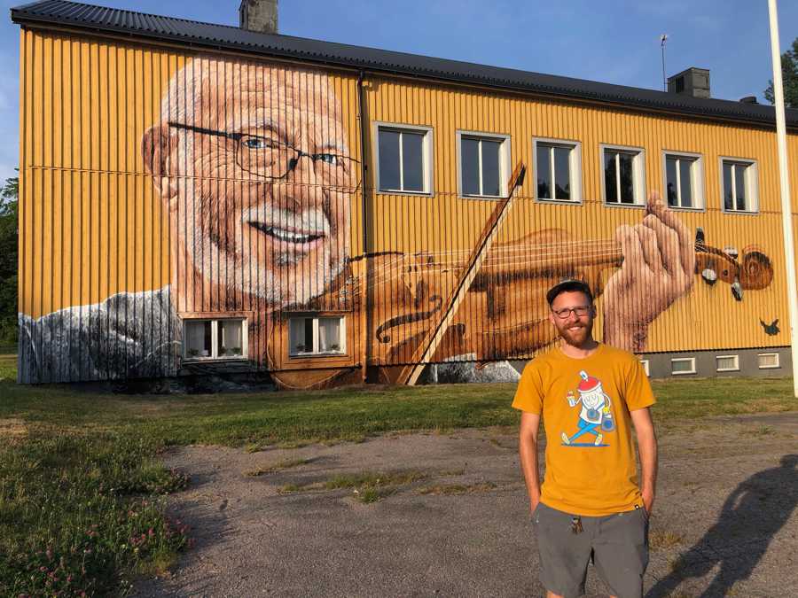 Väggmålning föreställande fiolspelande äldre man.