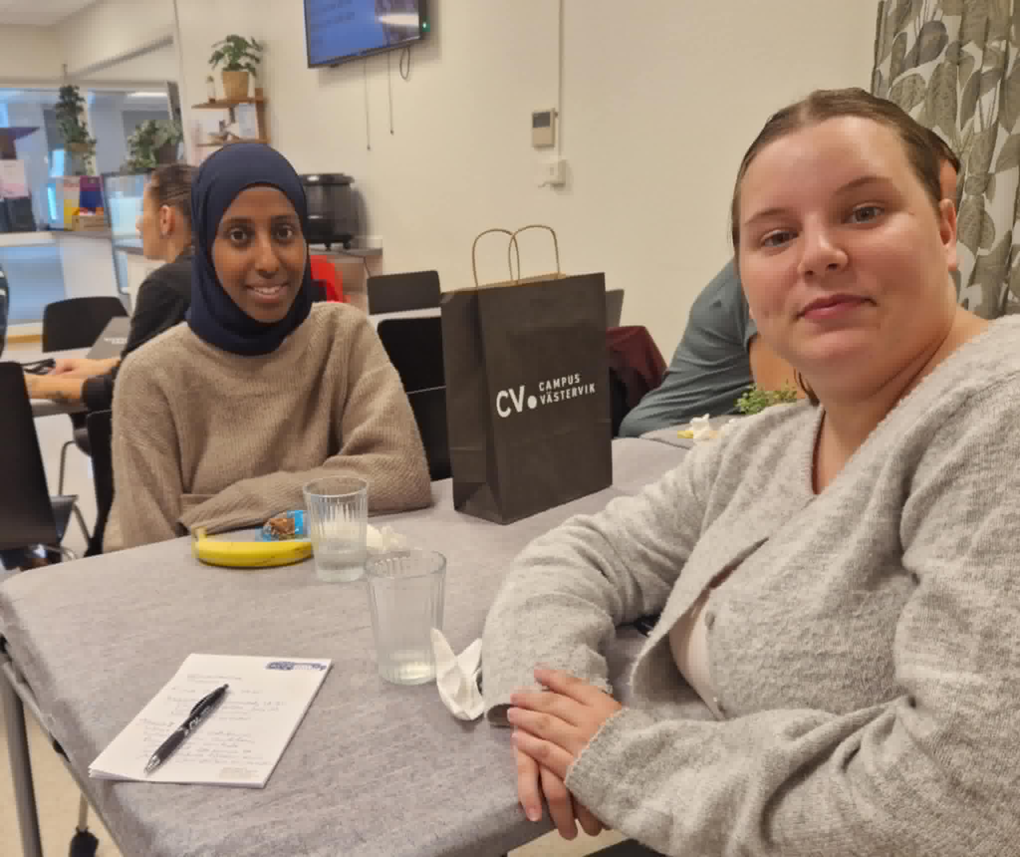 Två studenter sitter vid ett bord på Campus Västervik.