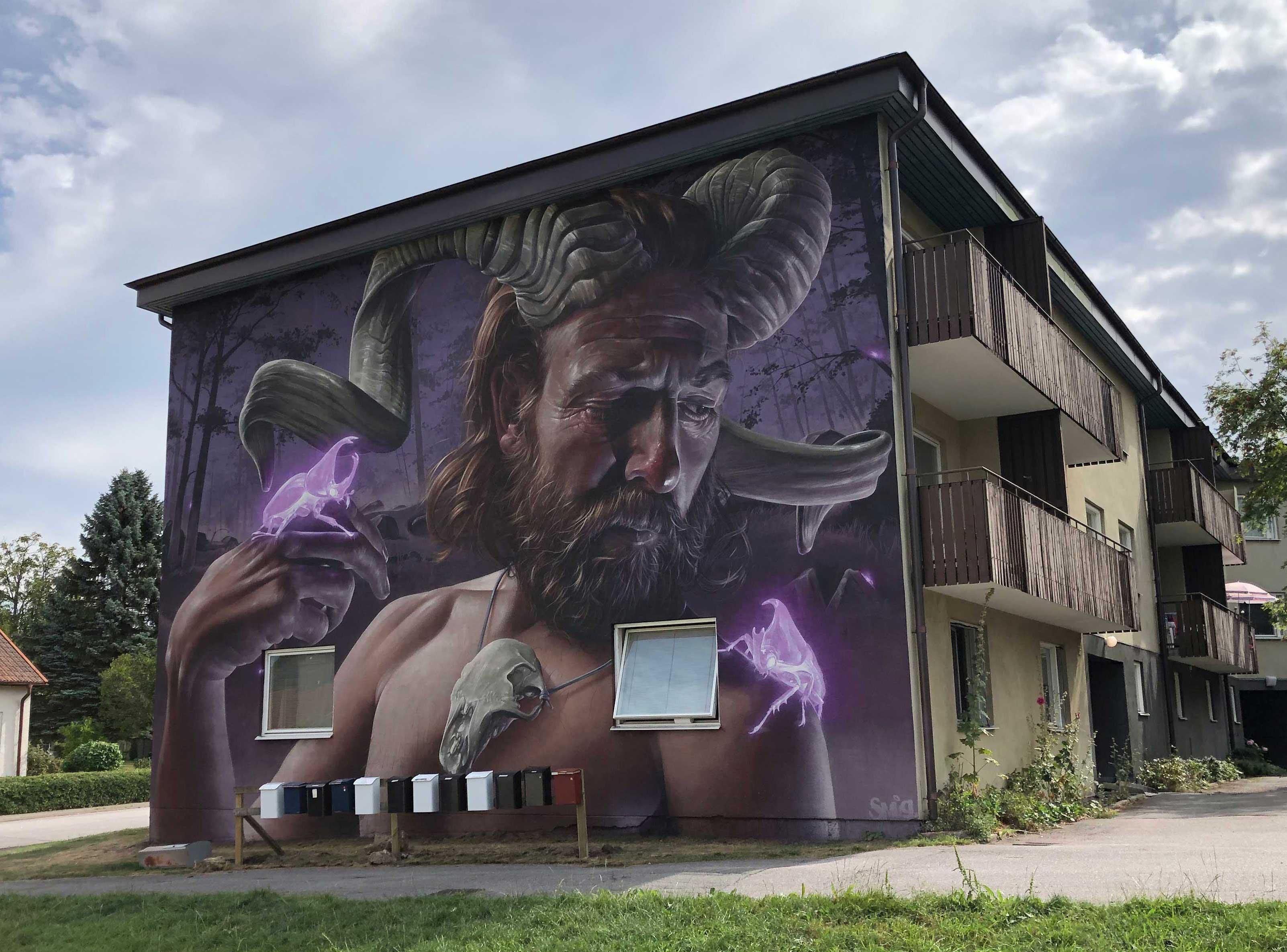 Väggmålning föreställande en man med horn. 