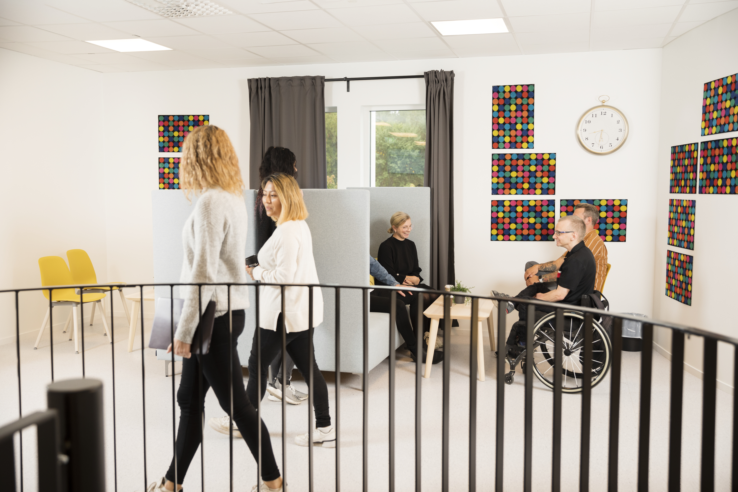 Studenter i en öppen studiemiljö.