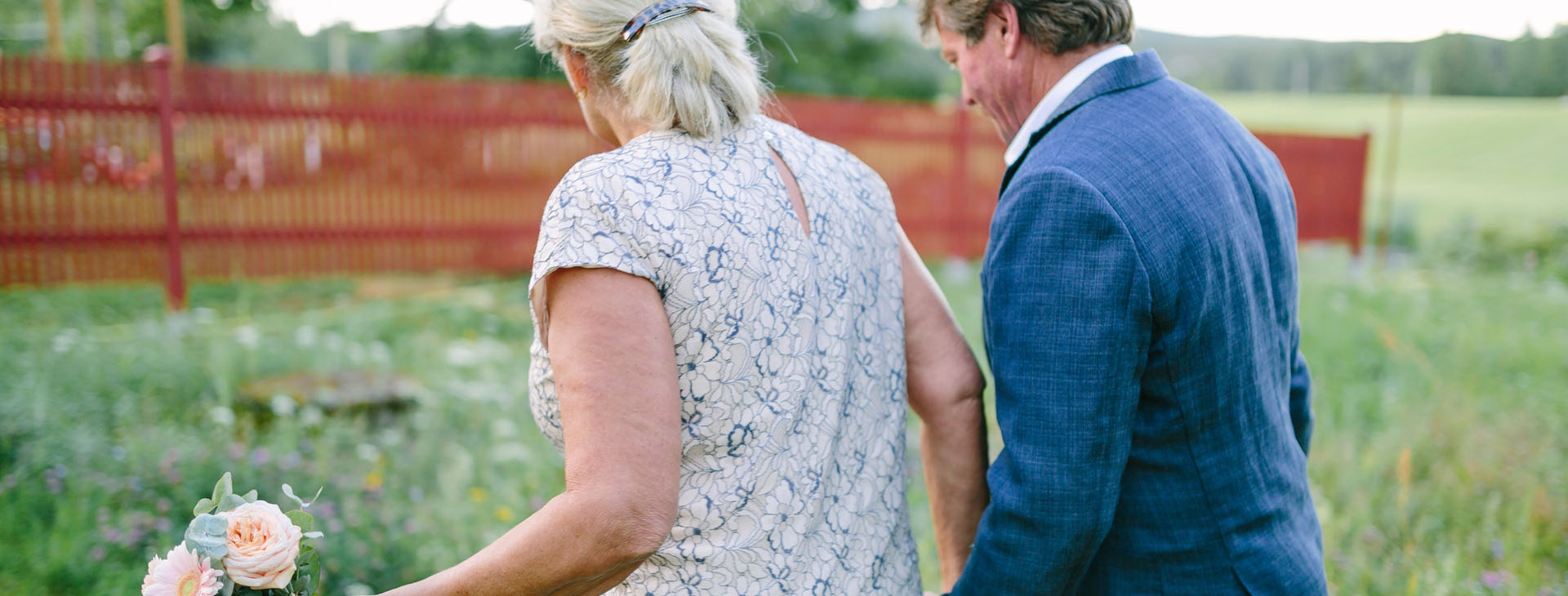 Man och kvinna med brudbukett. 