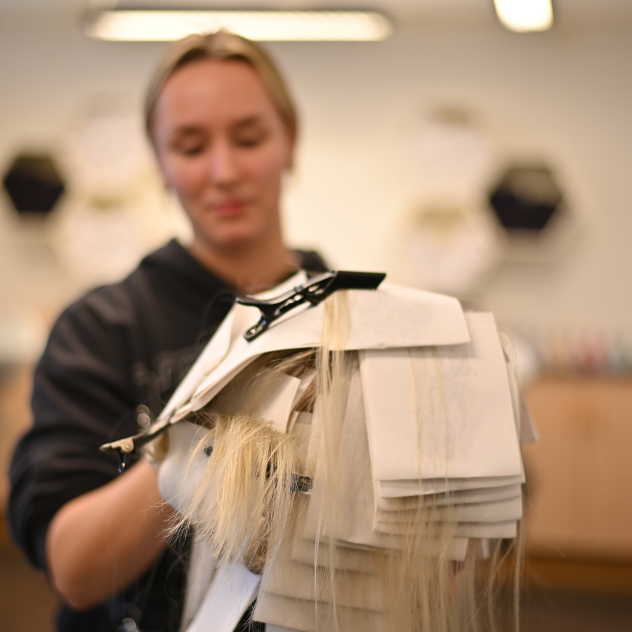 Flicka som arbetar som frisör.