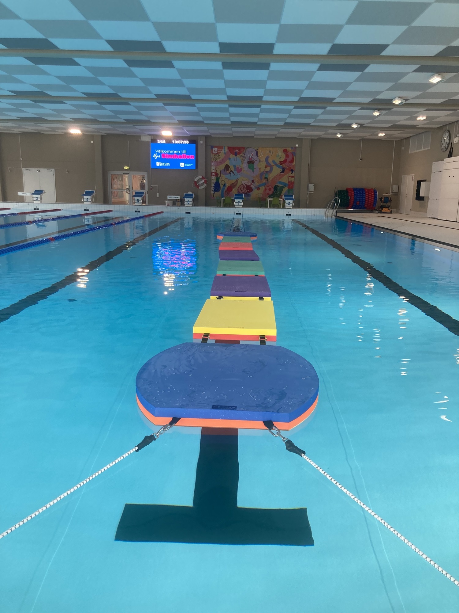 Färgglad lekbana i simbassäng. 