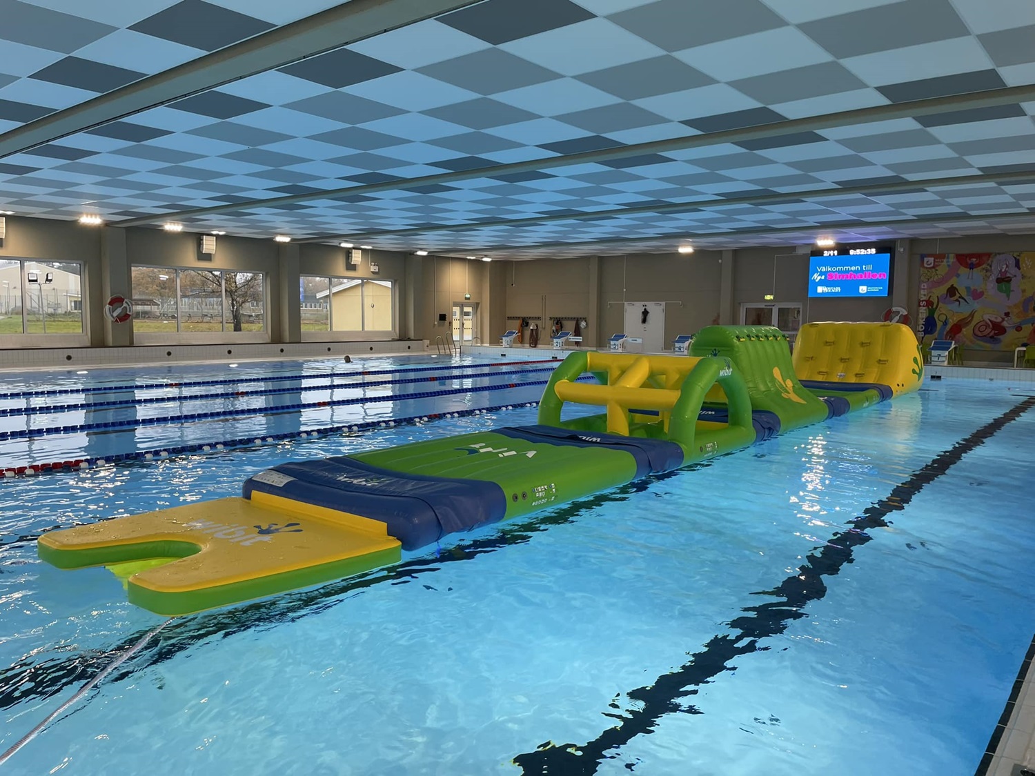 Färgglad lekbana i simbassäng. 
