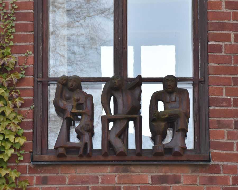 Skulpturer föreställande olika yrken. 