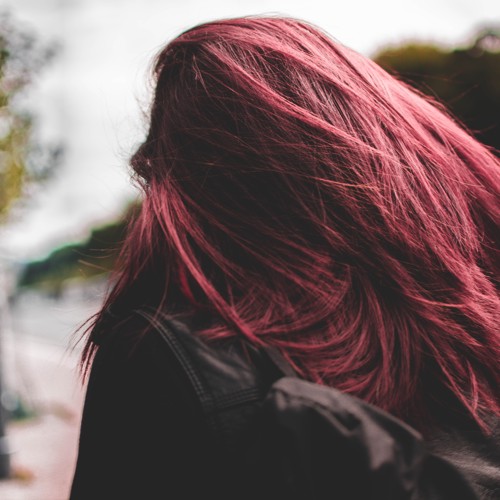 Baksidan av en person med rött hår.