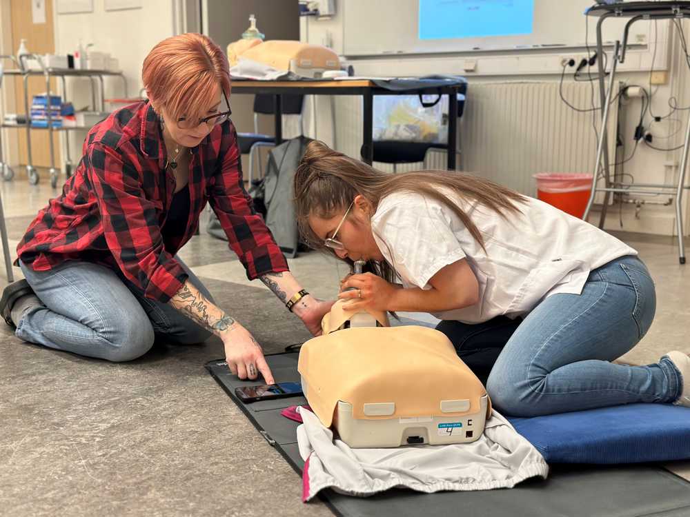 Vårdelev och vårdlärare som tränar HLR på en docka