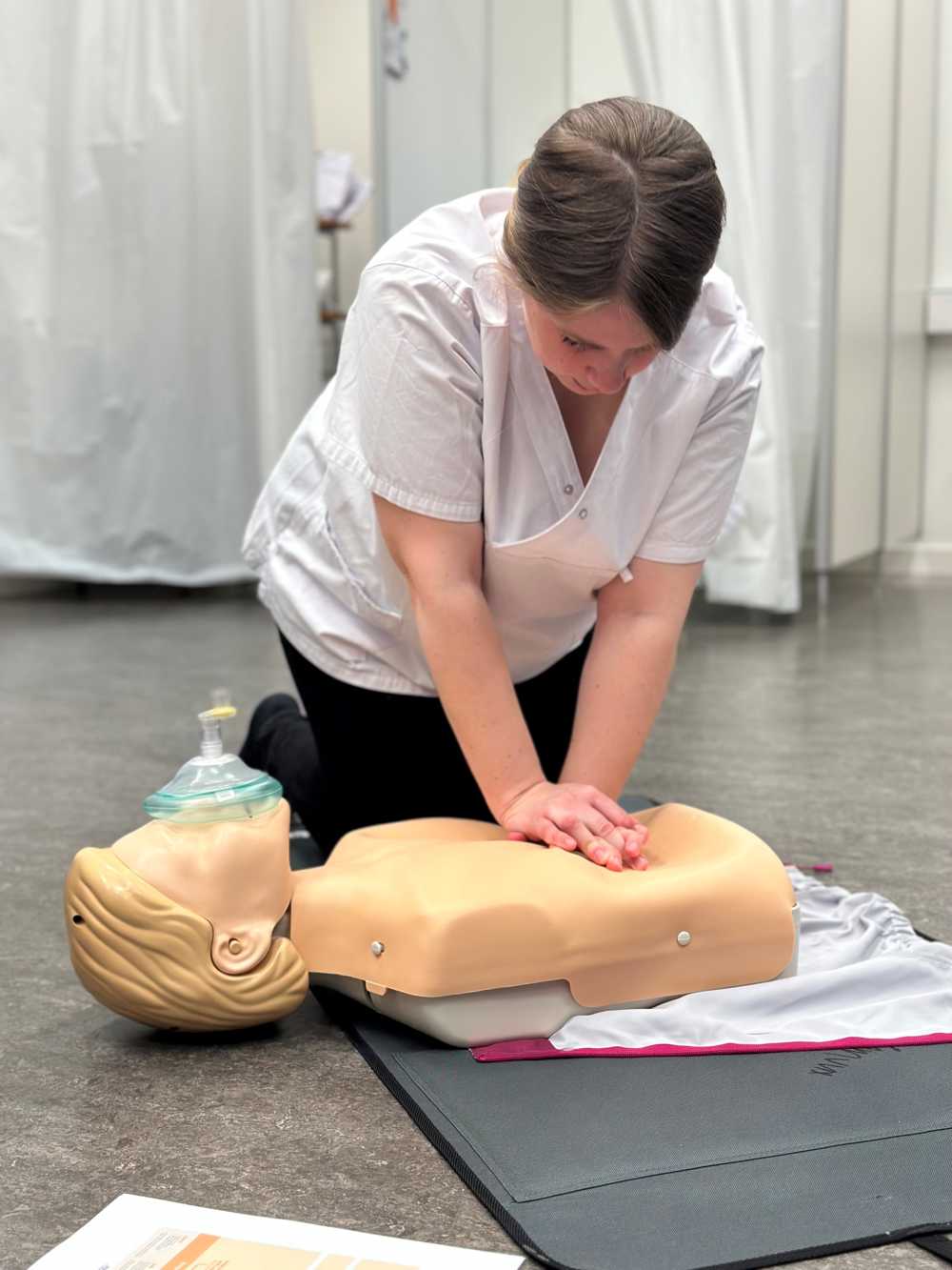 Vårdelev som tränar HLR på en docka