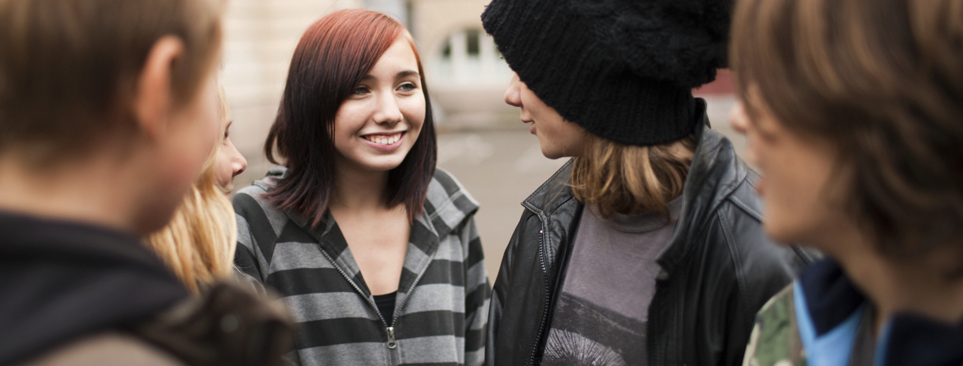 Ungdomar som står och pratar. 