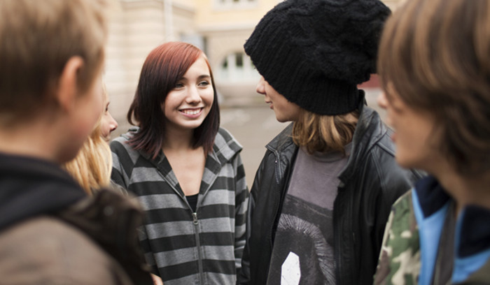 Ungdomar som står och pratar. 
