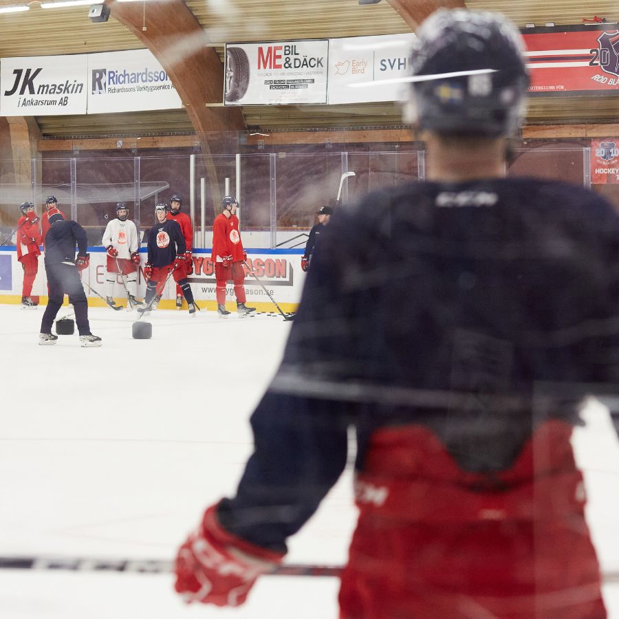 Killar som spelar ishockey.