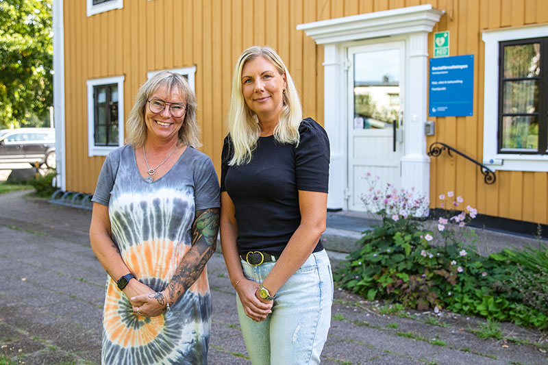 Ann och Therese utanför familjeenhetens lokaler.