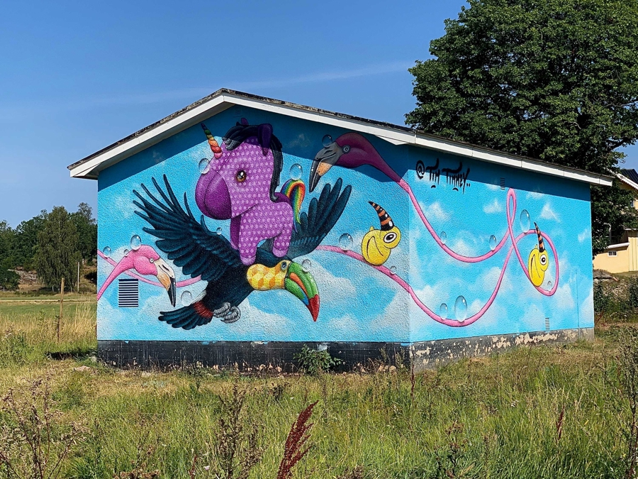 Väggmålning föreställande olikfärgade fantasidjur.