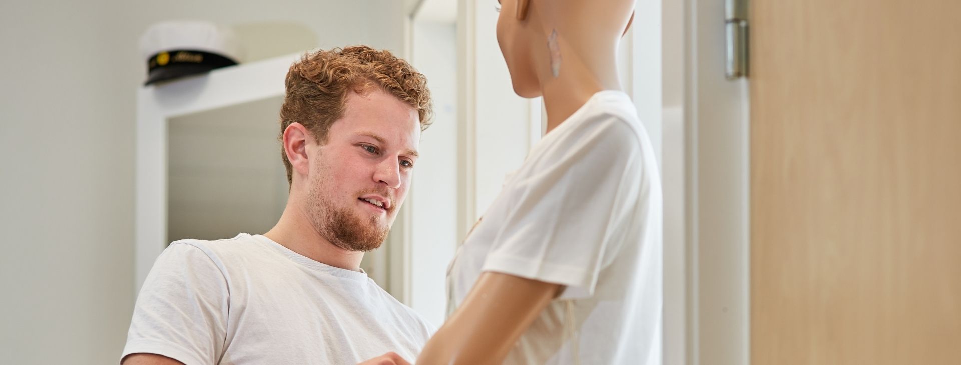 Pojke med skyltdocka som har vitt på sig.