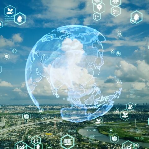 En arrangerad bild som visar ett landskap i bakgrunden och fysiska element i förgrunden.