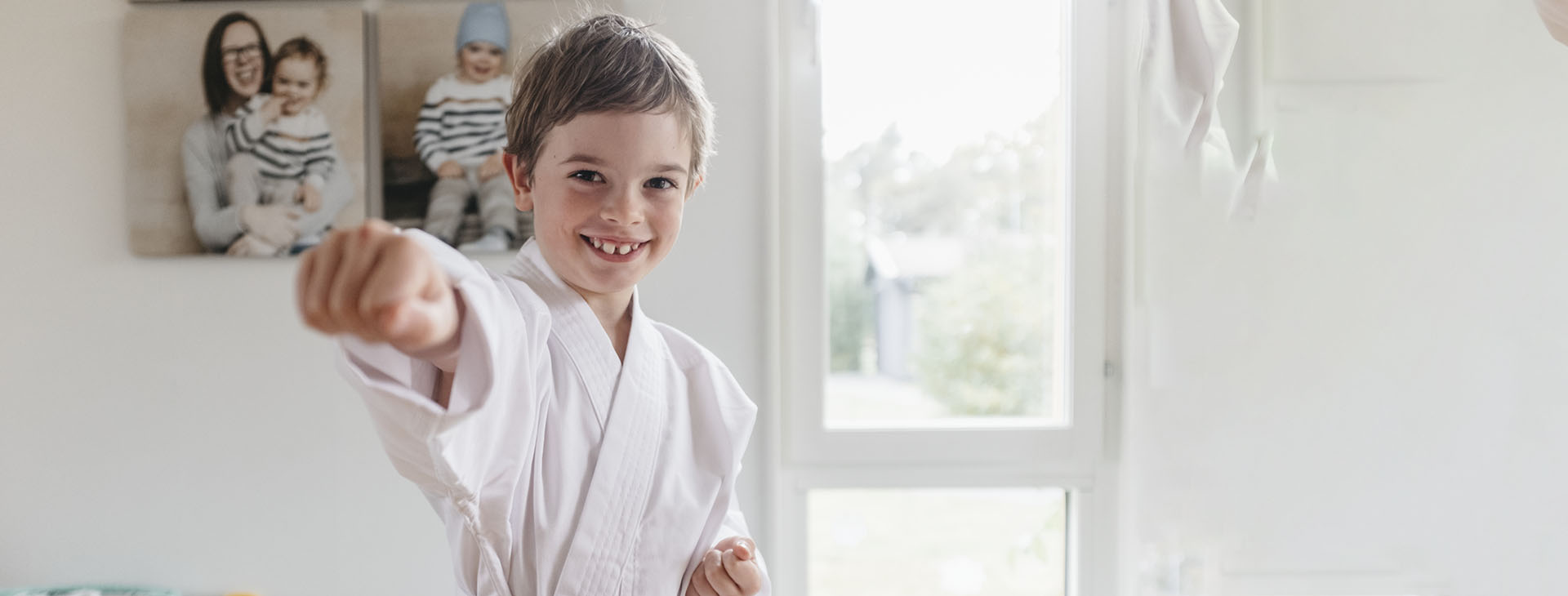 Pojke tränar karate.