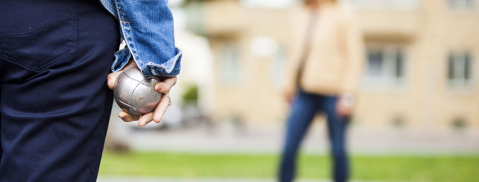 Hand med bouleklot i.