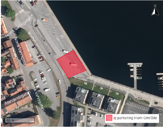 Förbud att stanna eller parkera på Skeppsbrons parkering i Västervik.
