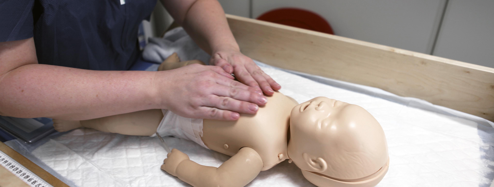 Bild på en docka som föreställer ett nyfött barn.