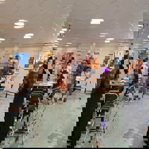 Fyra kvinnor samtalar.