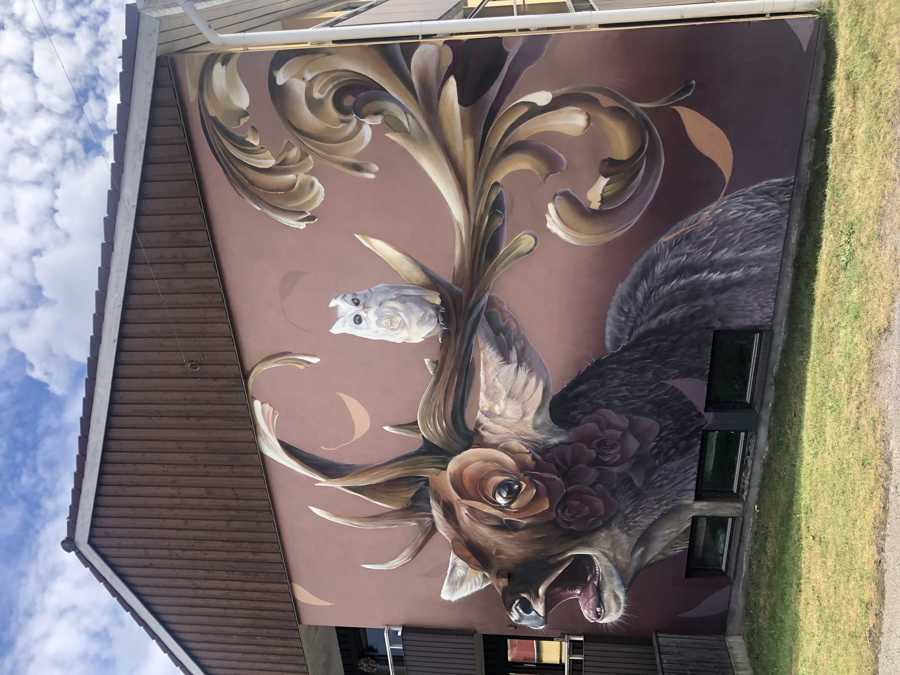 Väggmålning föreställande en hjort och uggla. 