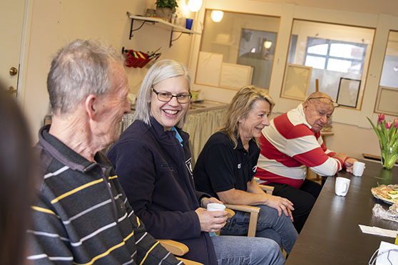 Träffpunkten fikar och skrattar