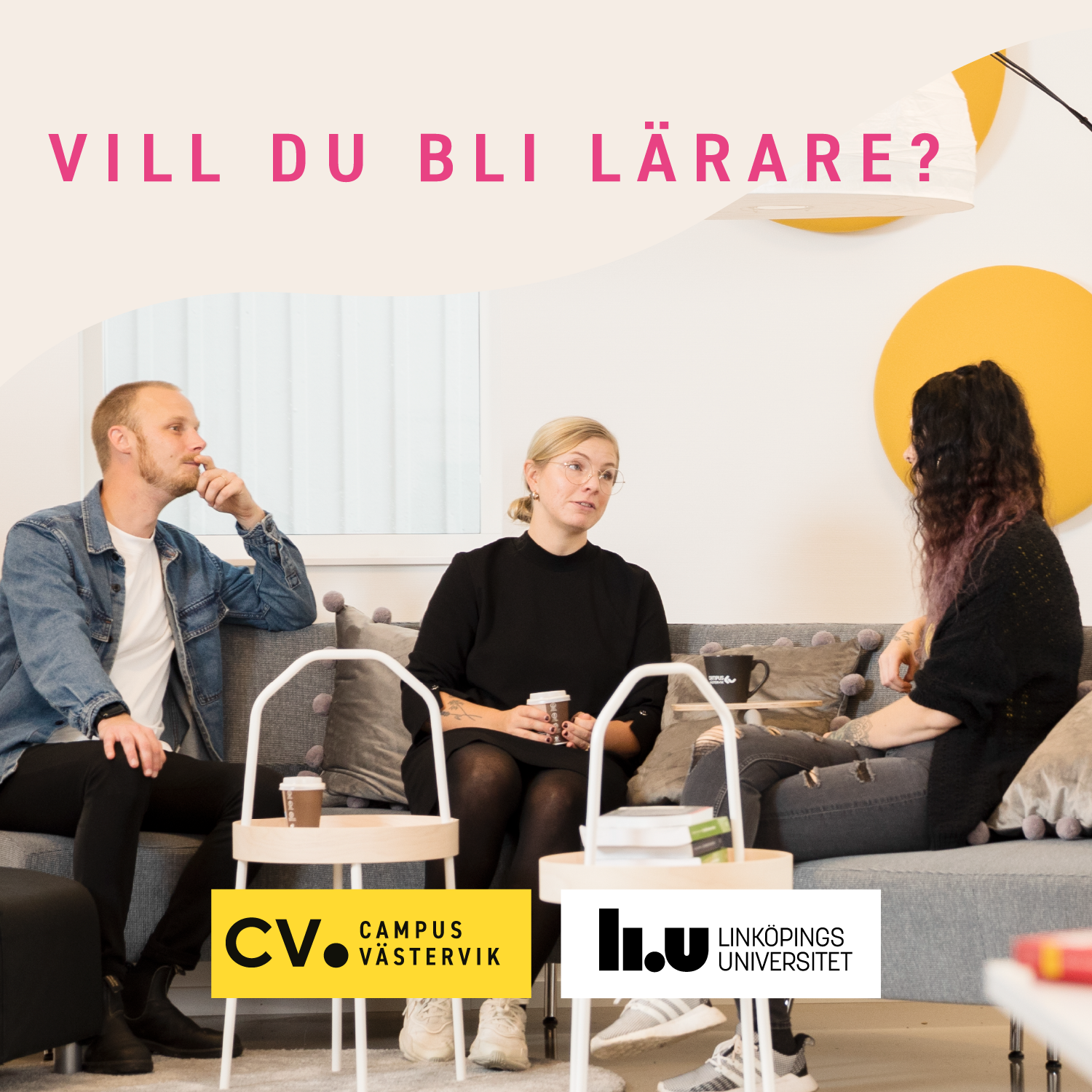 Tre studenter som sitter i en soffa och pratar. På bilden står texten "Vill du bli lärare?".