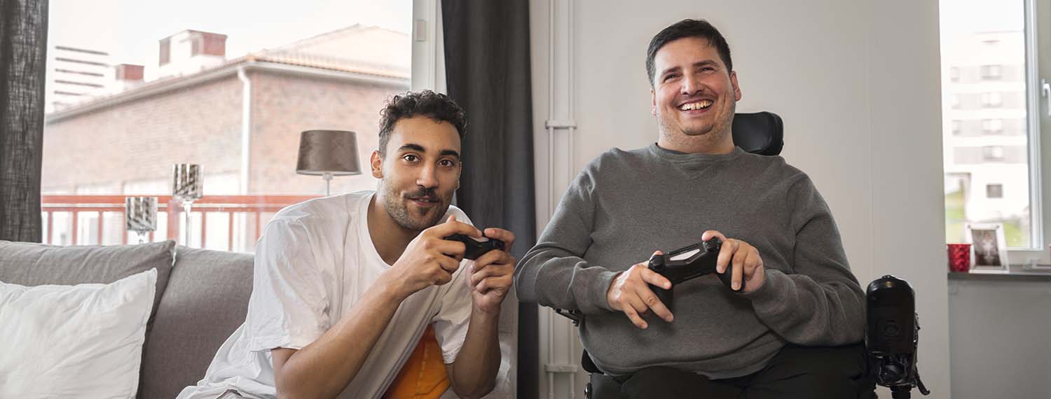 Två killar som spelar tevespel.