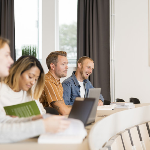 Personer skriver tenta.