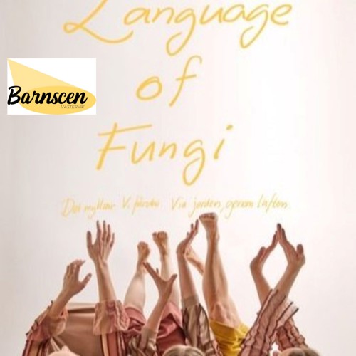 Dansarna ligger på golvet och håller händerna mot taket.