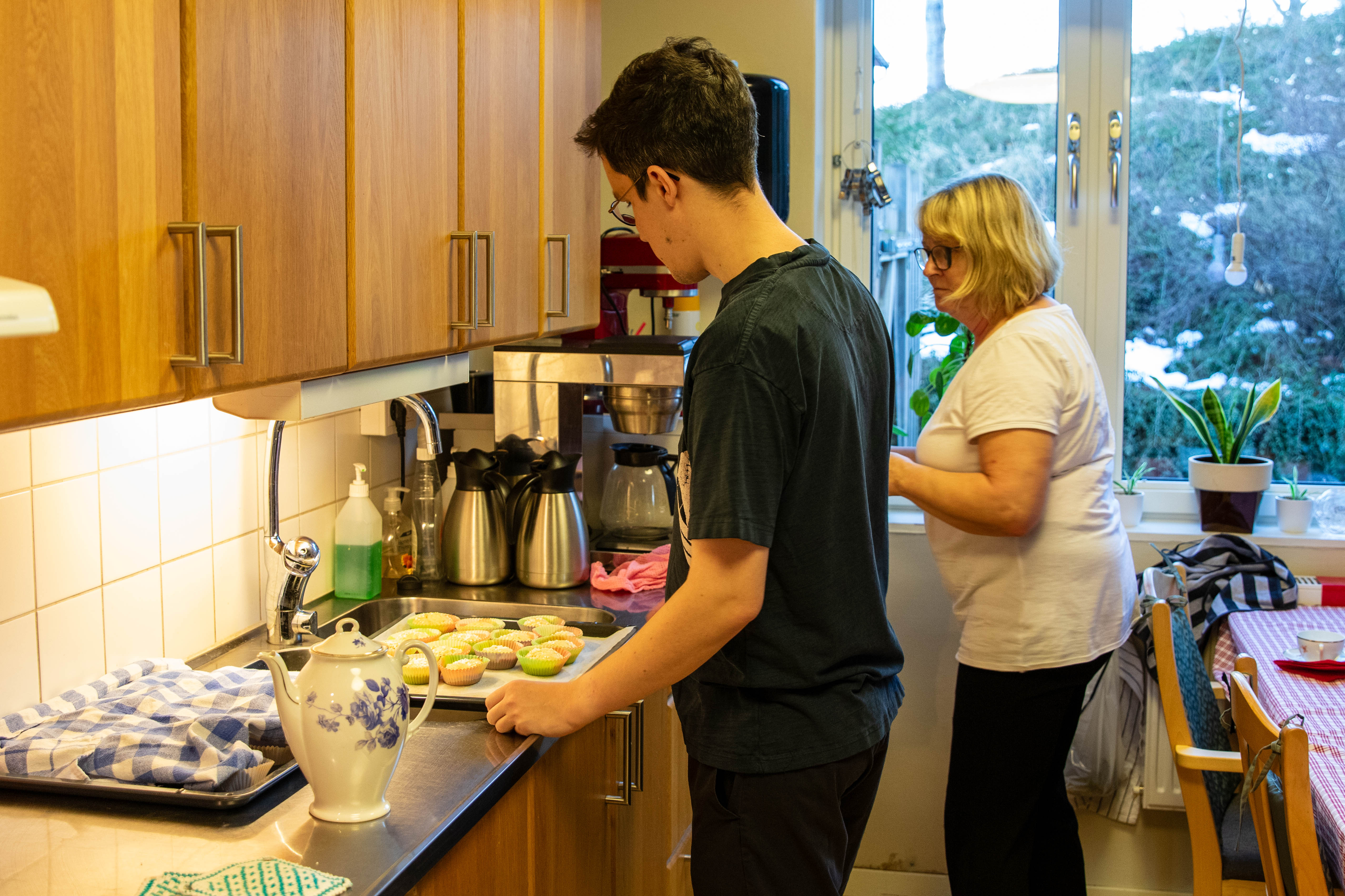 Viktor samarbetar med kollega