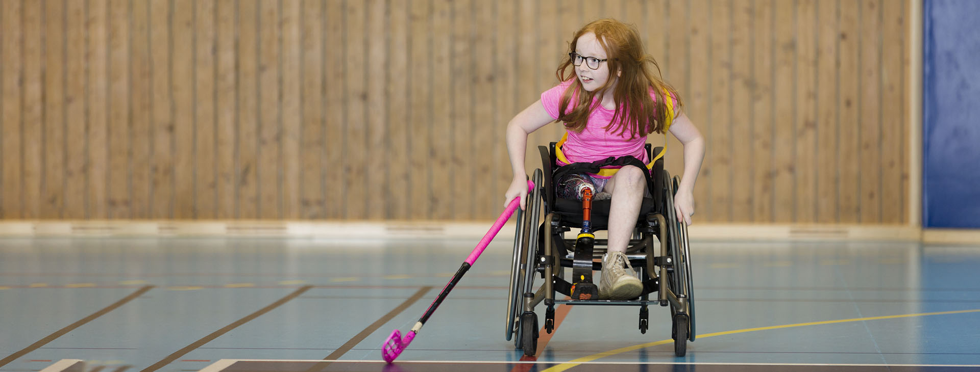 Barn spelar innebandy i rullstol.