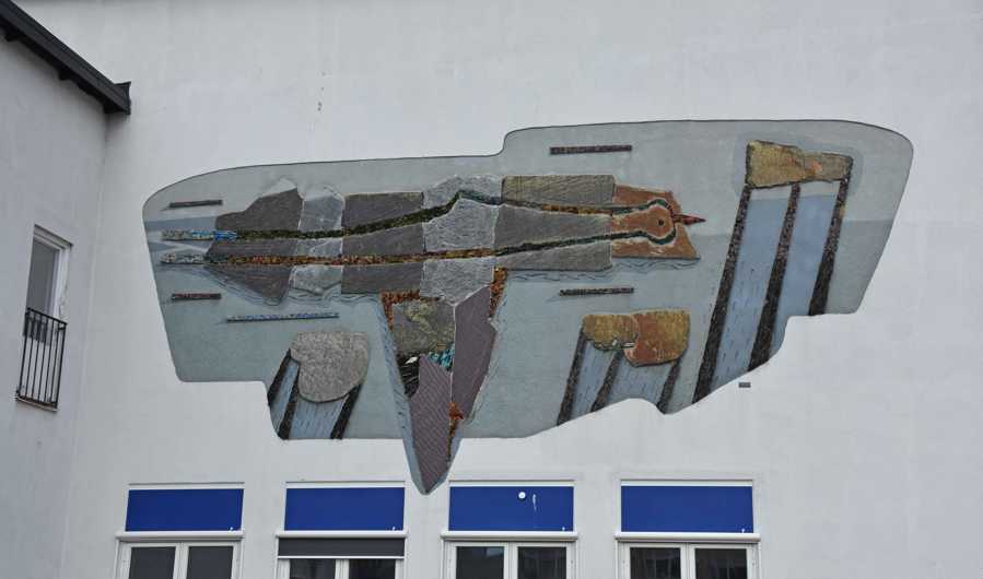 Väggrelief i sten och betong.