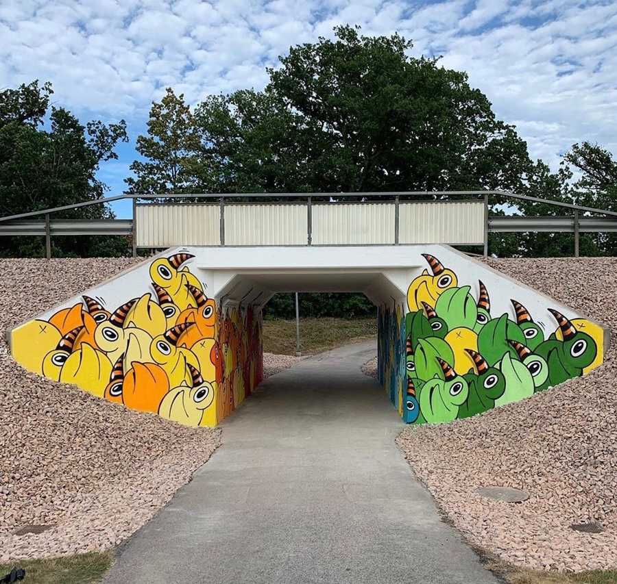 Gula och gröna fantasifåglar mot vit bakgrund.