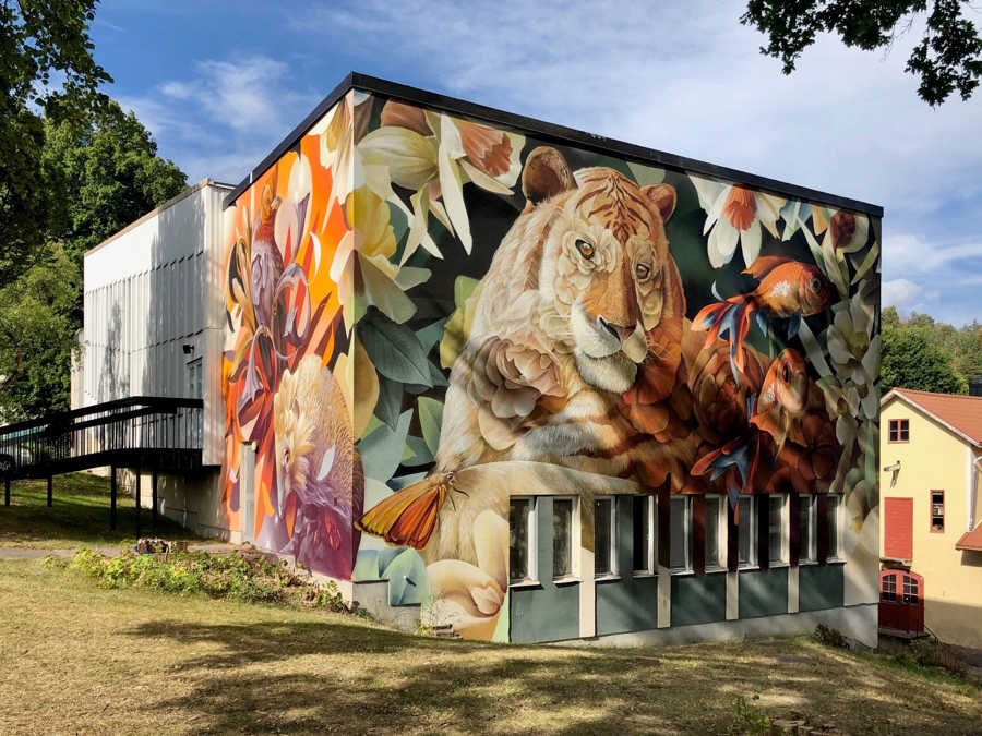 Väggmålning föreställande en tiger och blommor.