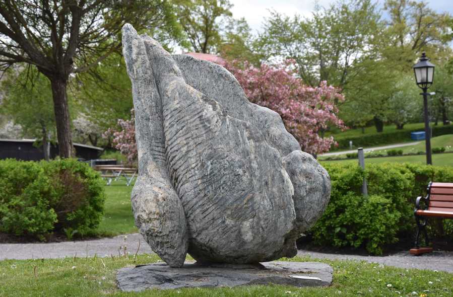 Stenskulptur i täljsten.