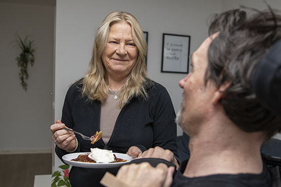 Bettan hjälper med mat