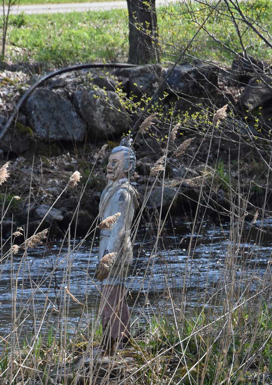 Staty som föreställer Carl XVI Gustaf som flugfiskar. 