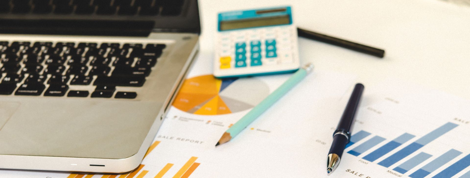 Laptop och miniräknare.