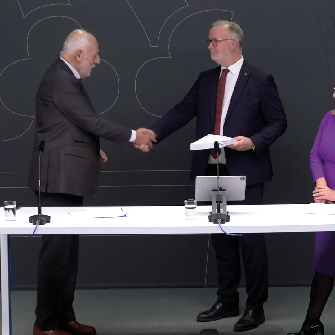 Två personer som tar varandra i hand.