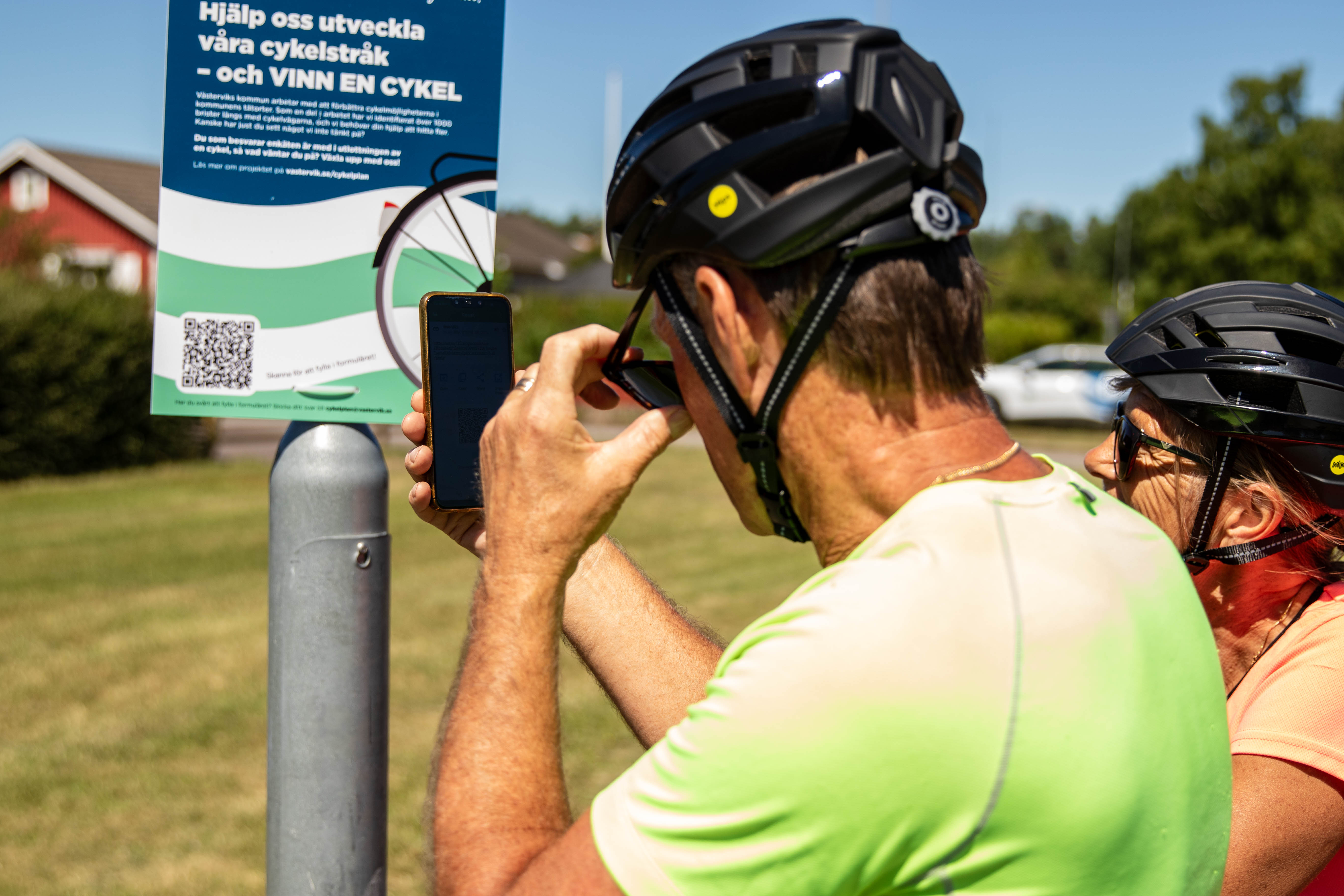 Två medborgare besvarar cykelformuläret.
